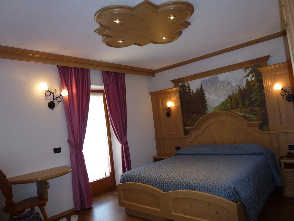 Hotel Laurino Pozza di Fassa Camera foto