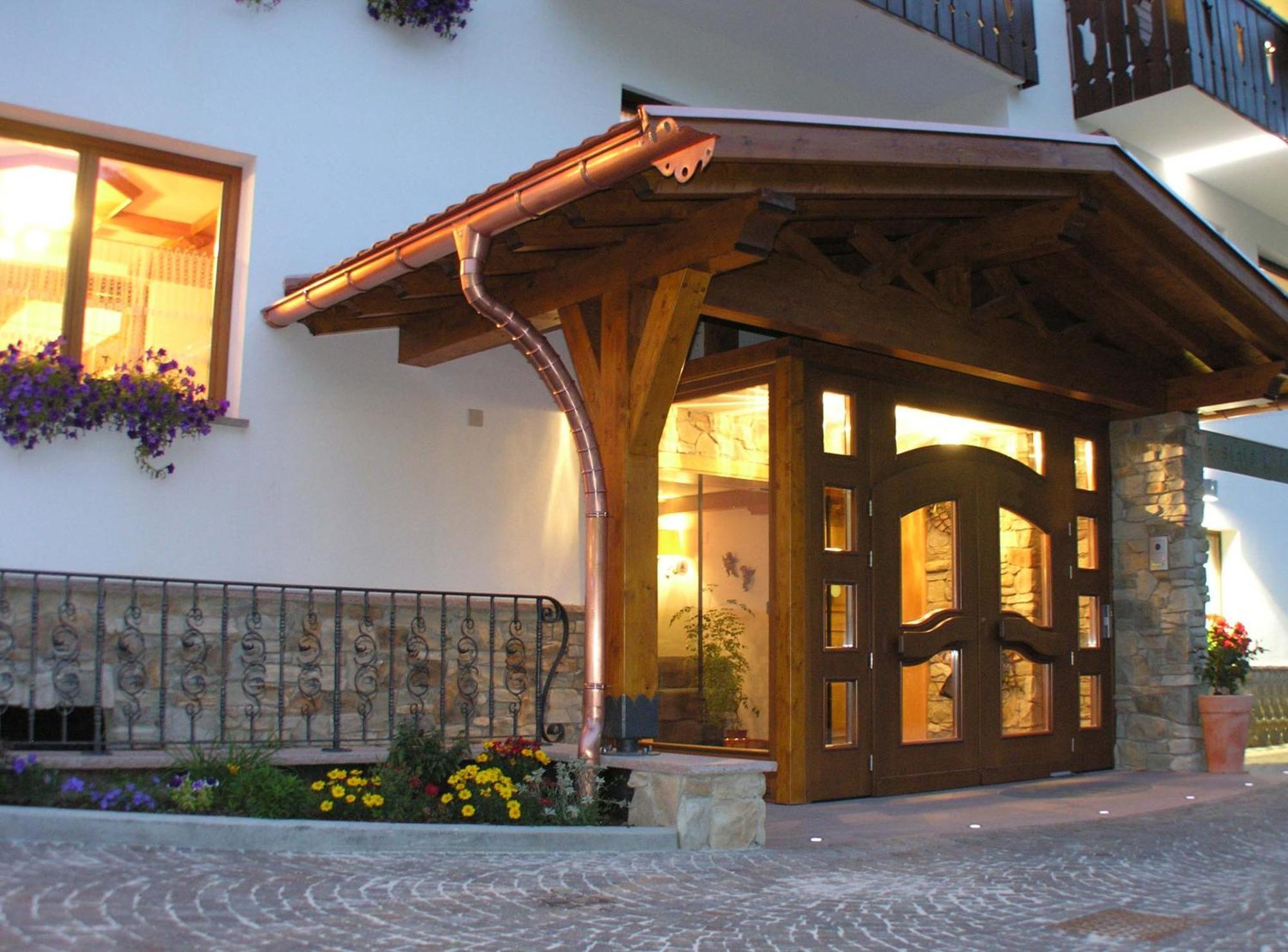 Hotel Laurino Pozza di Fassa Esterno foto