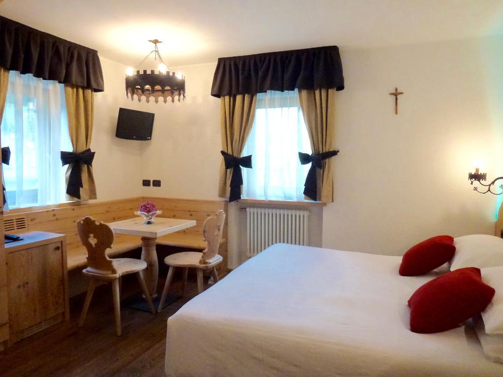 Hotel Laurino Pozza di Fassa Esterno foto